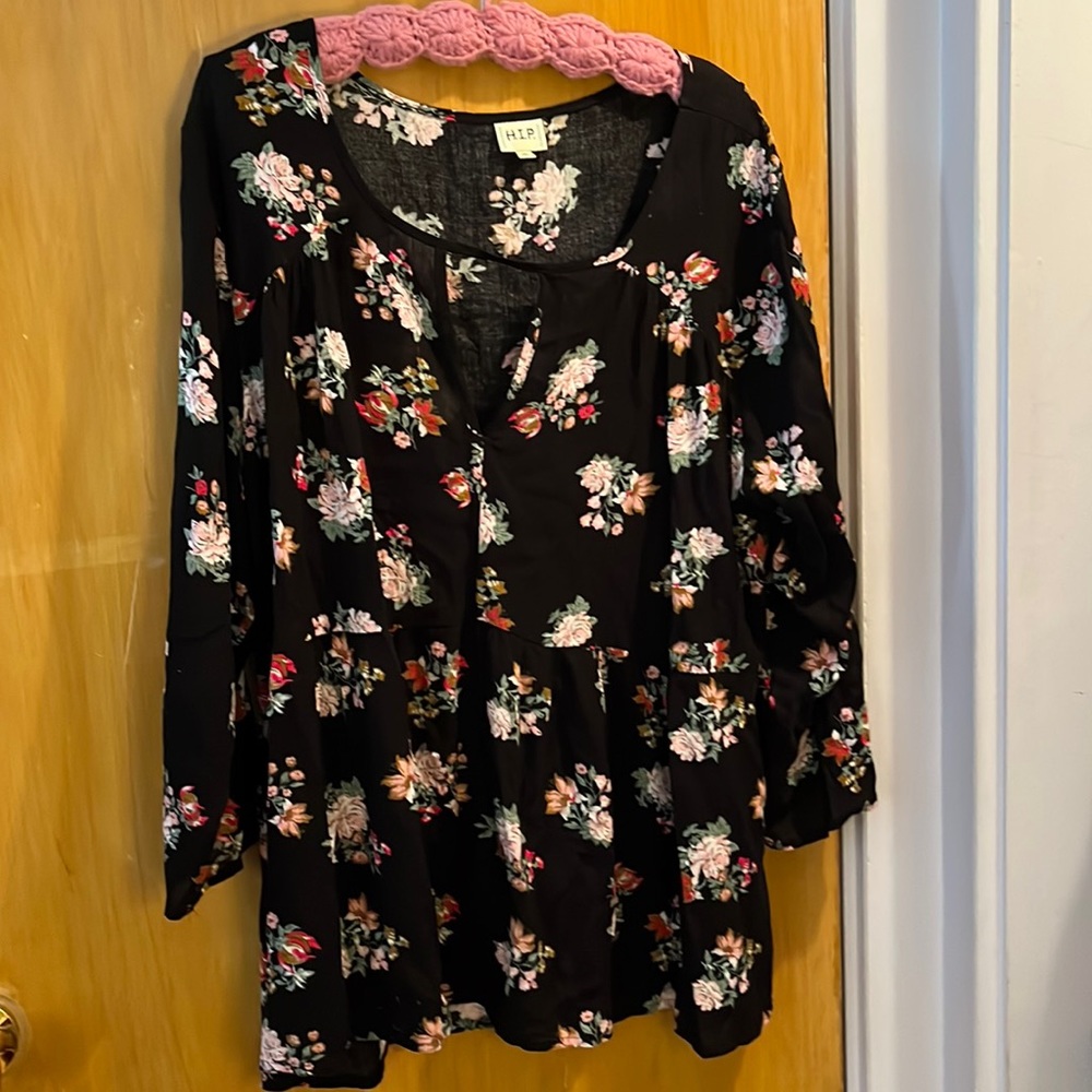 H.I.P. 3/4 sleeve Two Tiered Cut Out Black Floral Blouse 1X 16/18 LIKE NEW